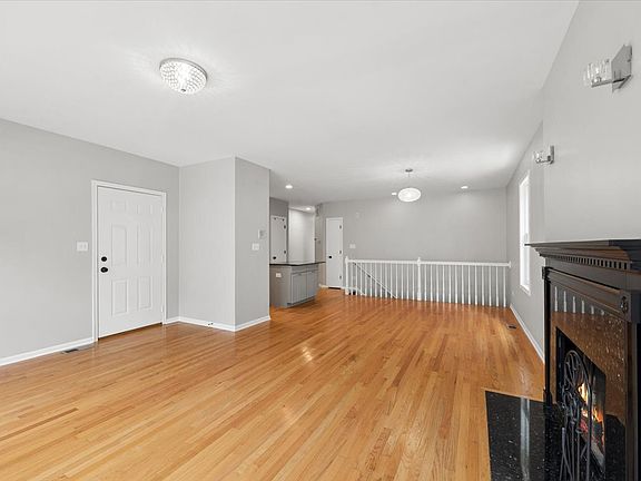 4th image of 853 W Lakeside Pl APT 1W