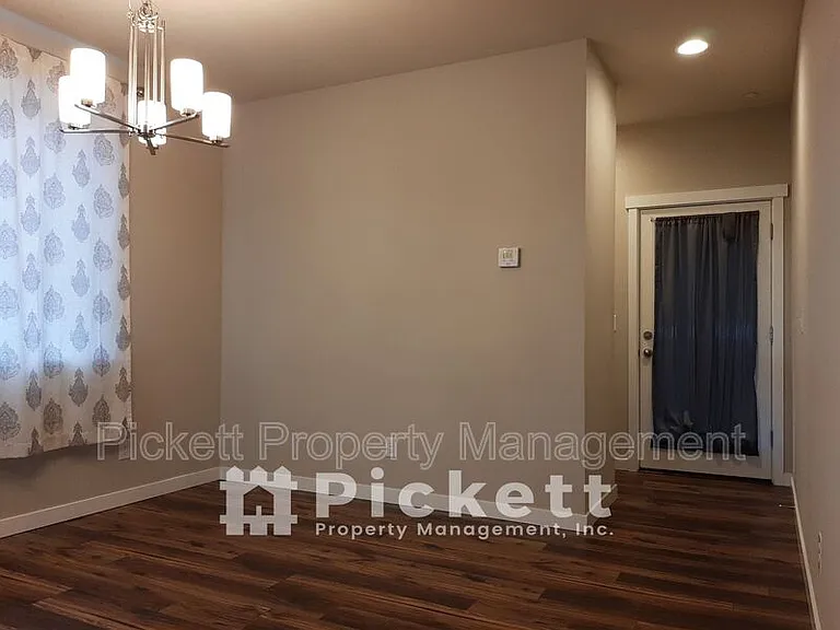 1004 Samara St — Photo 4