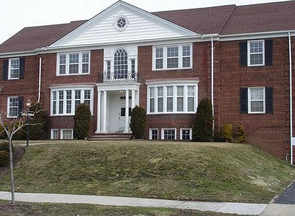 5th image of 15615 Van Aken Blvd APT 6