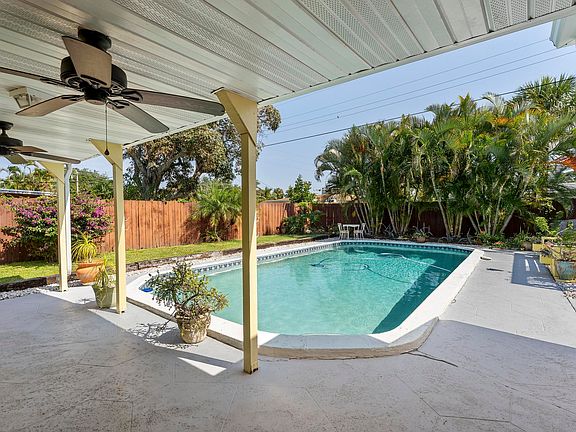 3rd image of 314 E Jasmine Drive