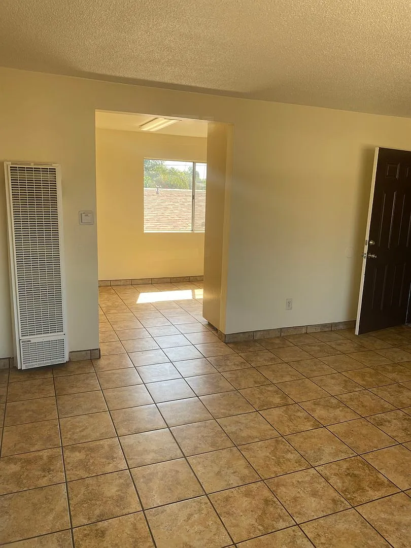 Spacious 2 Bed /1 Bath, Section 8 Welcome! — Photo 4