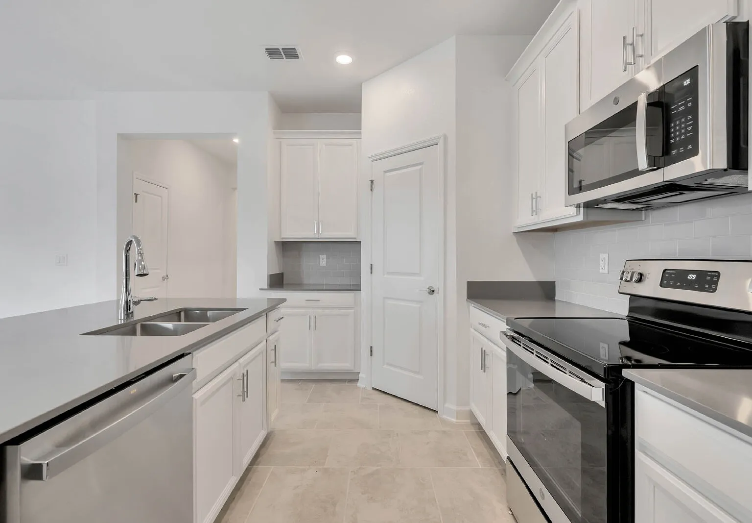 4 bed, 3.0 bath, 2061 sqft, $1,990 — Photo 3