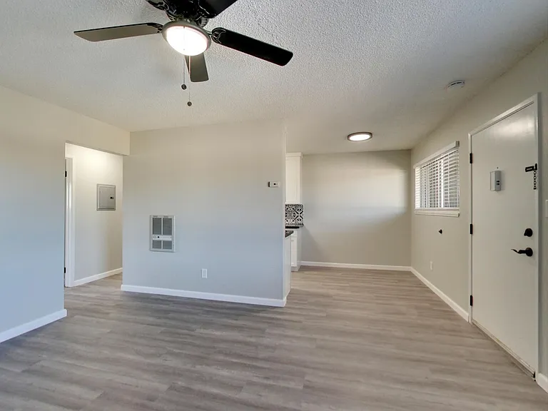 ROYALE APARTMENTS — Photo 20