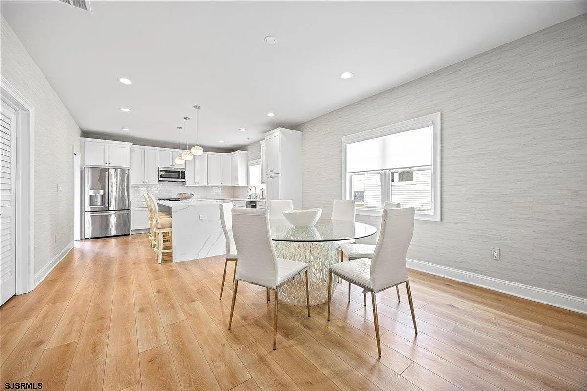 3 bed, 4.0 bath, 2672 sqft, $40,000 — Photo 4