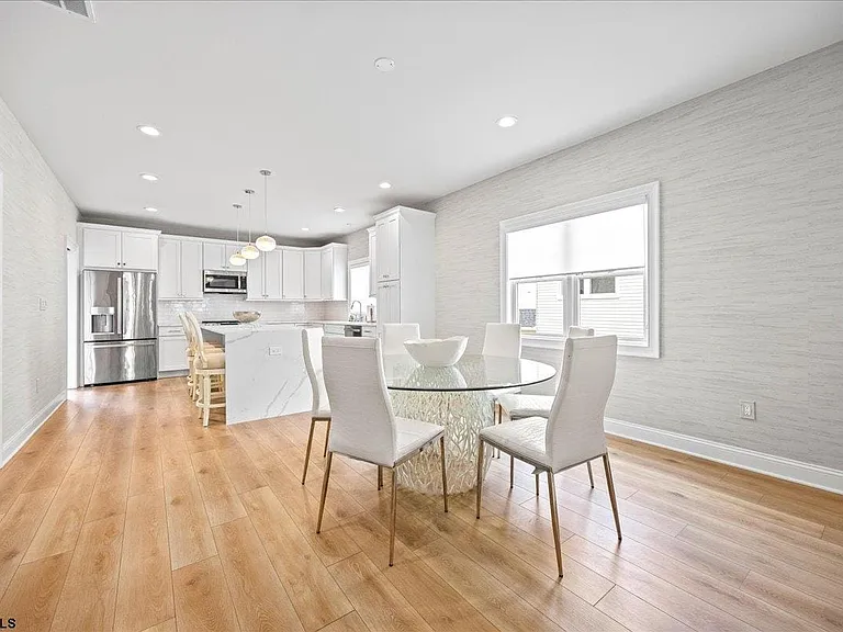 208 N Surrey Ave — Photo 4