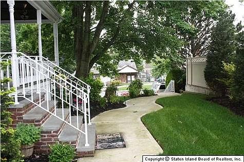 5th image of 285 Bradford Ave