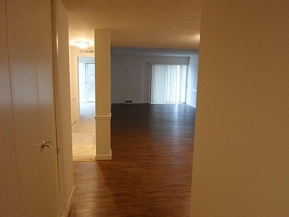 2nd image of 8701 Delmar Blvd APT 4D