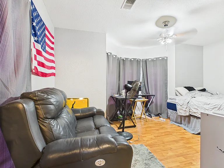 323 Jackson St — Photo 35