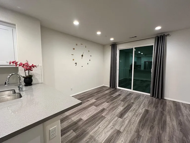 417 Castiano St — Photo 11