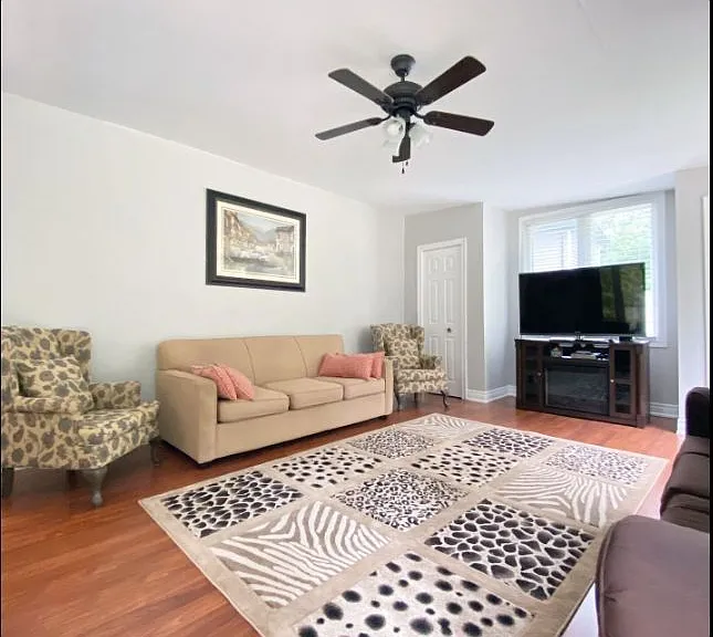 4870 Mapleview Cres — Photo 4