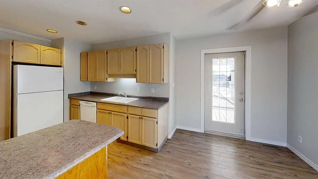 4 bed, 3.0 bath, 1312 sqft, $2,400 — Photo 4
