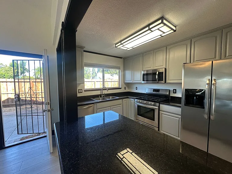 365 Diane Ct — Photo 3