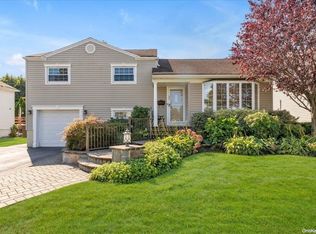 22 Circle Dr, Syosset, NY 11791