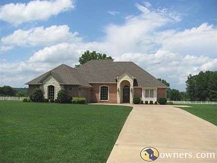 Country living on a quiet cul-de-sac