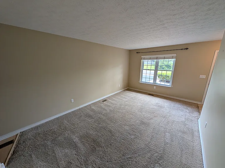 698 Liberty Ln — Photo 7