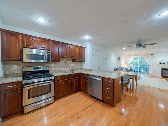 5th image of 10 Cunningham Ln Unit 104
