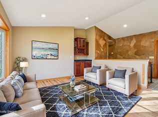 9685 Clover Cir, Eden Prairie, MN 55347