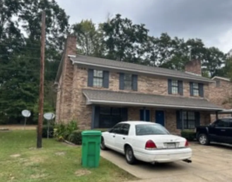 2 bed, 1.5 bath, 900 sqft, $950 — Photo 2