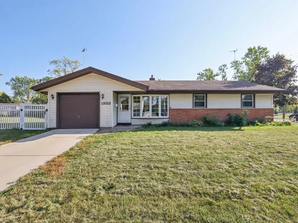 1933 Whittier Ln, Schaumburg, IL 60193