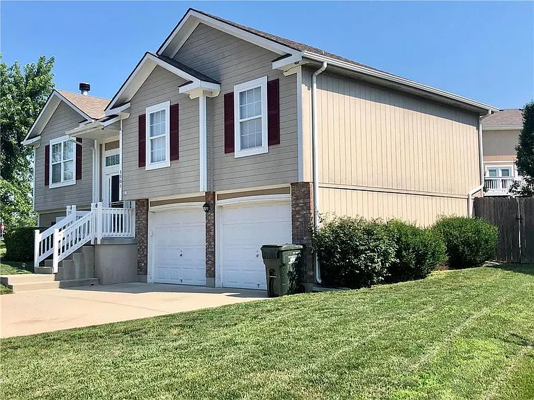 1501 Stoneybrooke Dr — Photo 2