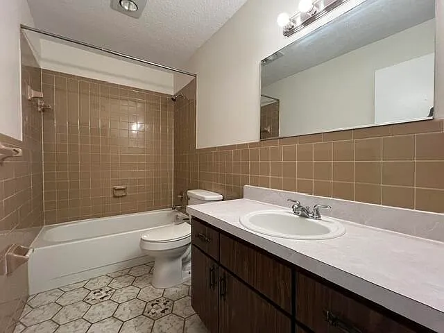 1307 Hempstead St — Photo 11