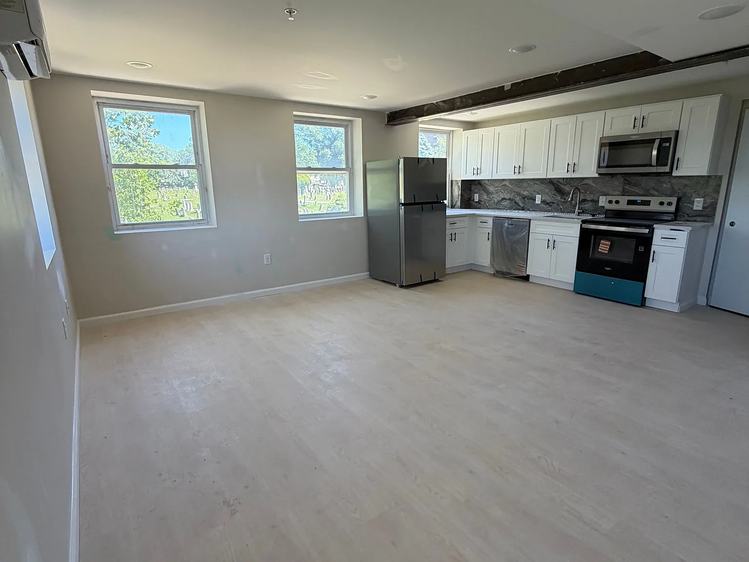3900 Roland Ave — Photo 2
