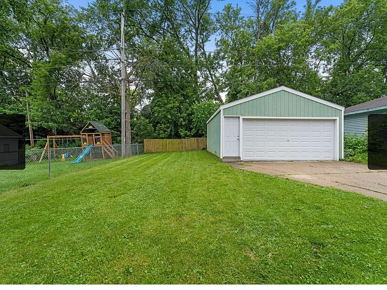 8447 W Maple St — Photo 2