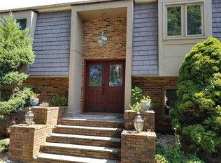 76 Mystery Farms Dr, Cranston, RI 02921