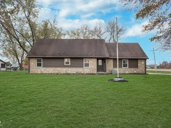 6979 W Brier Creek Dr, New Palestine, IN 46163