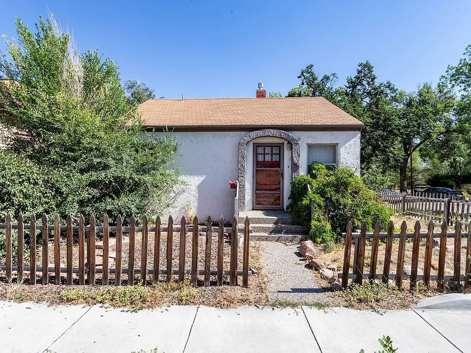 922 E High St