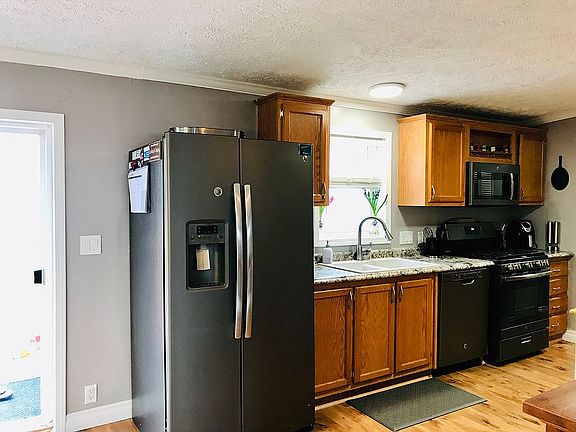 4th image of 15986 Windsor Ln