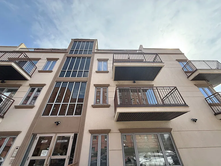 1901 Voorhies Ave #3 — Photo 9