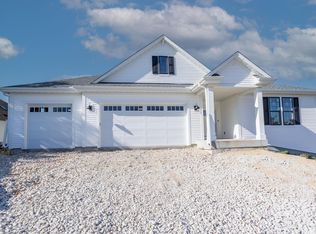1220 Mamerow Ln E, Oconomowoc, WI 53066
