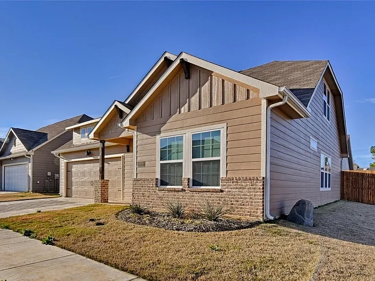 2305 Paxton Way — Photo 6