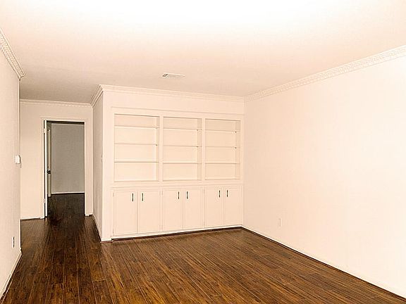 3rd image of 4417 Basswood Ln