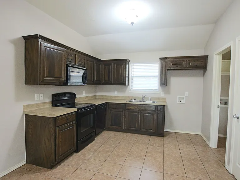 Coming Soon! 3 Bed 2 Bath 1 Car Duplex- Lindale Isd! — Photo 5