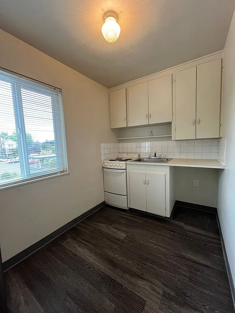 (DUP) - Studio Apartment! Great location, Upgraded Flooring, Onsite Parking!! — Photo 4