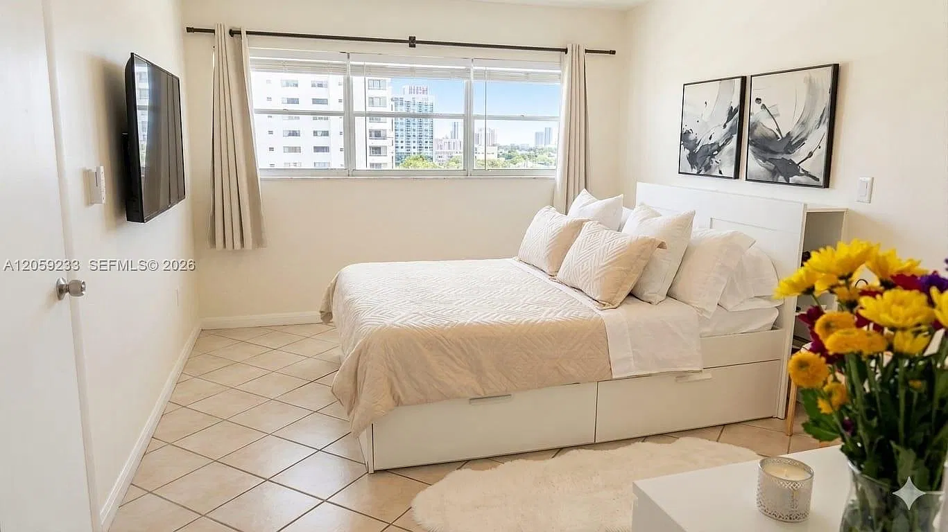 Octagon Towers I Condo — Photo 4