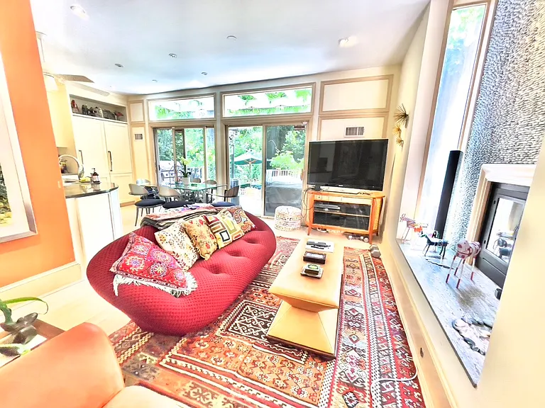 3230 Highland Pl NW — Photo 7