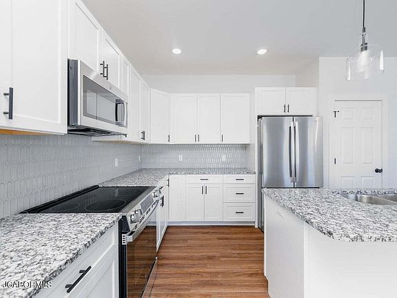 3rd image of 794 Vine Dr