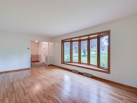 5th image of 482 Douglas Ln