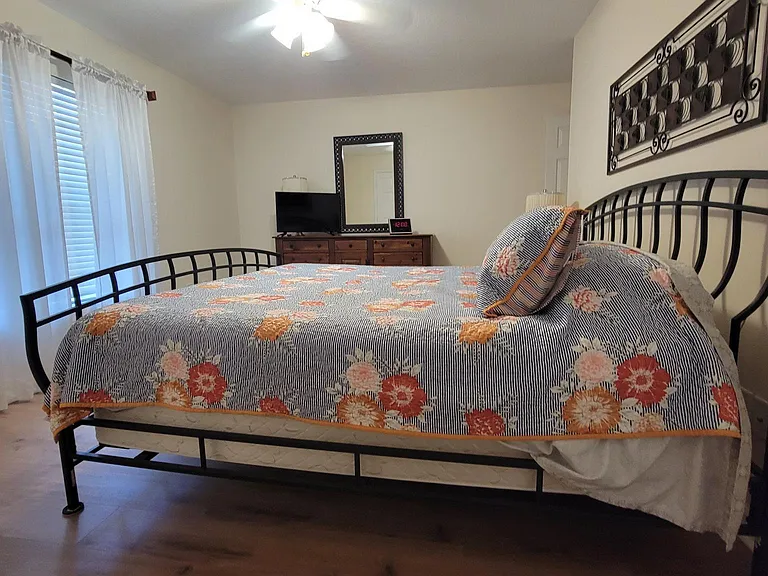 Bedroom 2 (King Bed)