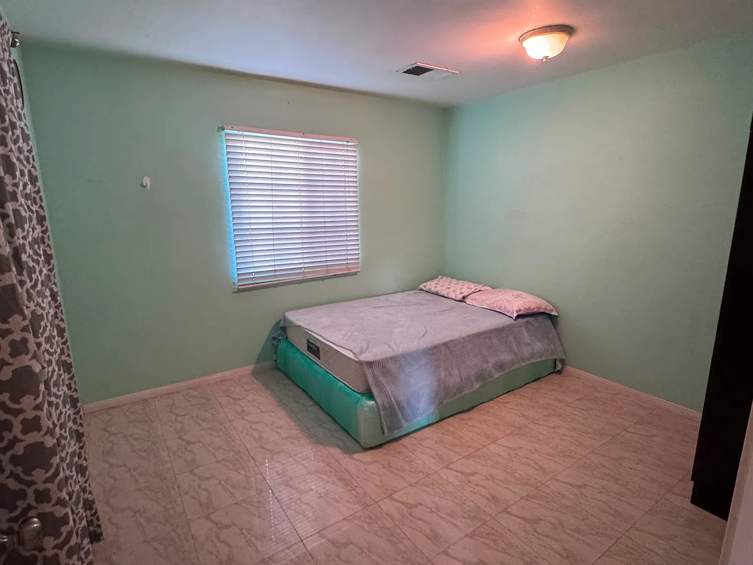 5 bed, 2890 sqft, $1,500 — Photo 4