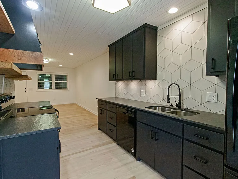 400 W Poplar St #E — Photo 7