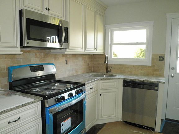 5th image of 236 Charlotteville Dr N