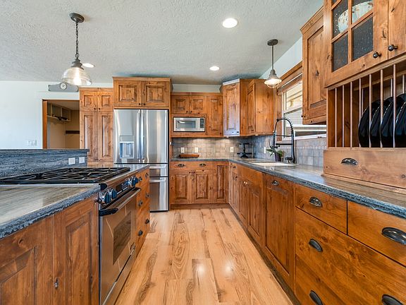 4th image of 75 Sand Hill Ln