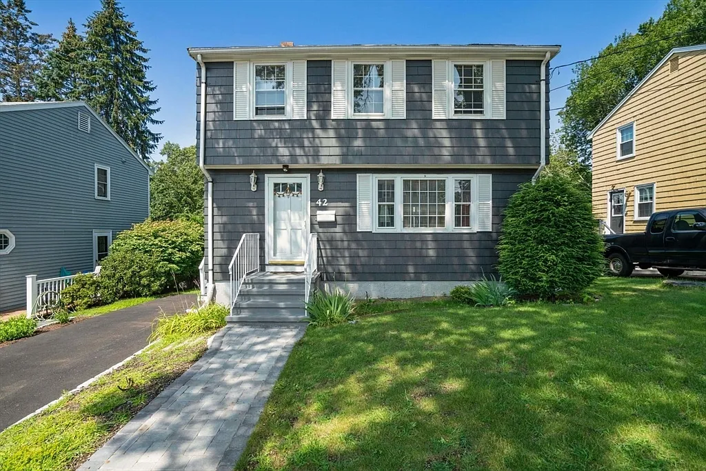 3 bed, 1.5 bath, 1274 sqft, $4,200 — Photo 1