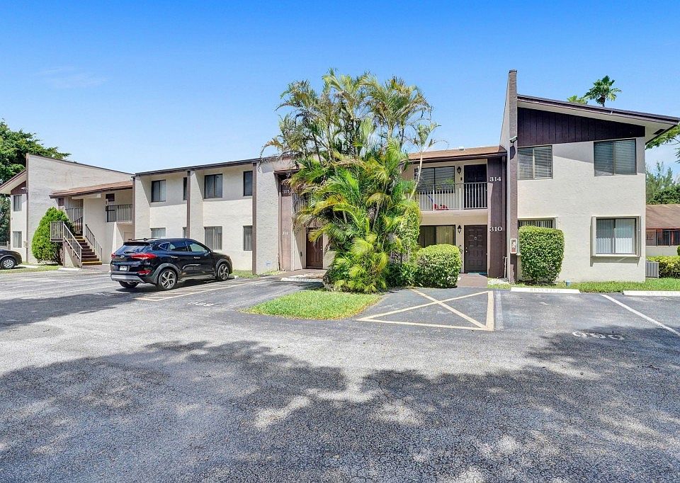 1st image of 311 W Laurel Dr #1402