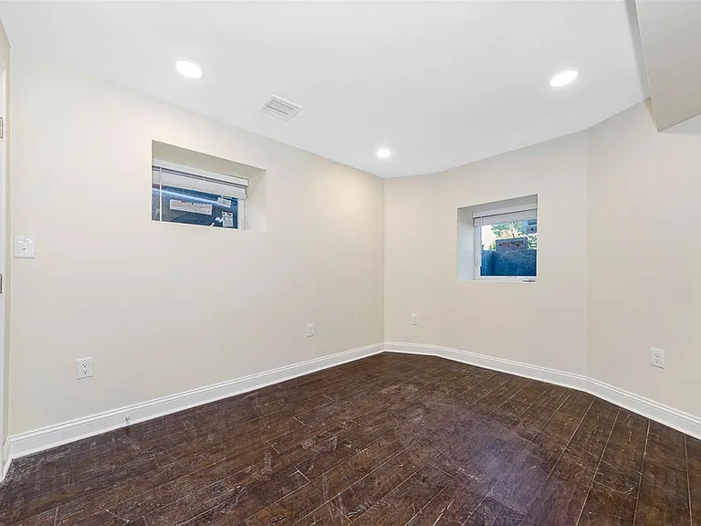 72 Stanley Ave — Photo 4