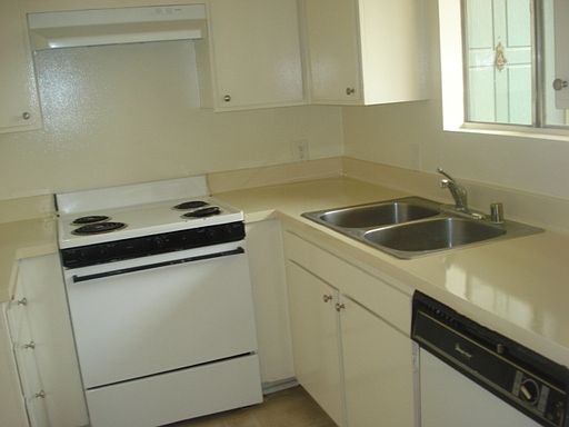 2nd image of 17339 Vanowen St APT 306
